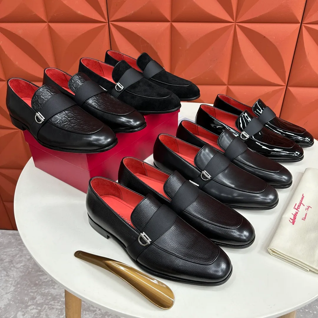 [Ferragamo] Top P: 960💰 Number of yards: 39~44 (38.45.46. Custom-made, non-refundable) Ferragamo** counters synchronize new models of men's loafers that can be worn casually or formally. The classic shape embodies the fashionable charm of formal wear, and the newly designed proportions are more modern. These loafers are made of imported open-edge beaded cowhide/fine calfskin/cow suede material. The upper is decorated with webbing, and the side is privately molded with silver Gancini buckles. The double stitching details add to the fashionable charm. Adopting a special "Original" structure and going through multiple processes, the soles are almost entirely handmade. Unique processing technology demonstrates exquisite craftsmanship. The original privately modeled genuine leather outsole is paired with a personalized rubber backing. It is comfortable, non-slip and wear-resistant. It can be worn as a slip-on. Exquisite hand-stitching. The workmanship is as fine as that of a store. The original color calfskin lining is sweat-absorbent, anti-odor, comfortable and breathable. The heel is also decorated with a rubber patch to perfectly improve the grip performance.